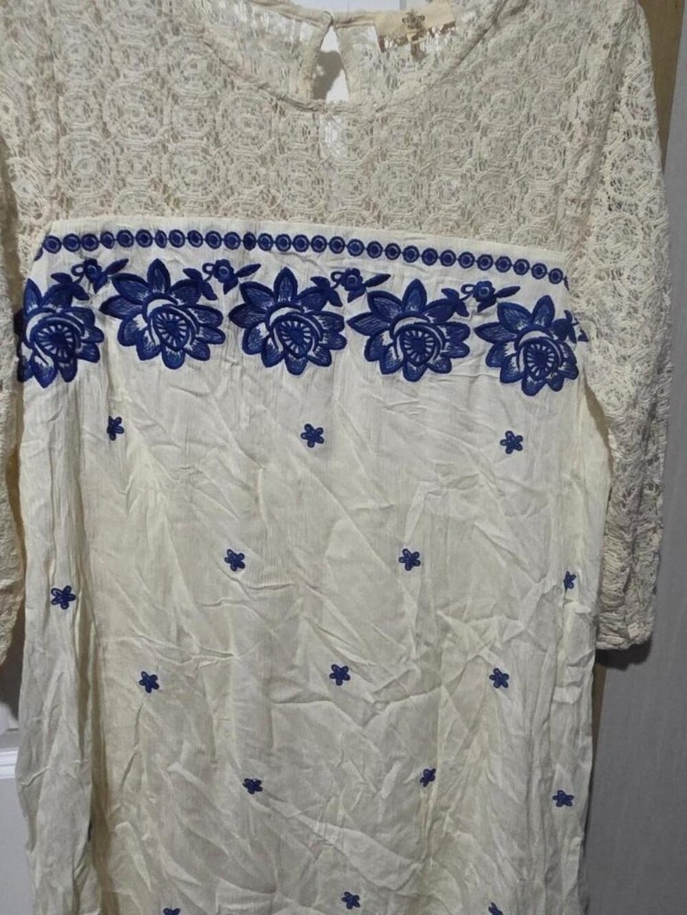 Cream and blue embroidered blouse with lace sleeves. Size M #boho #festival